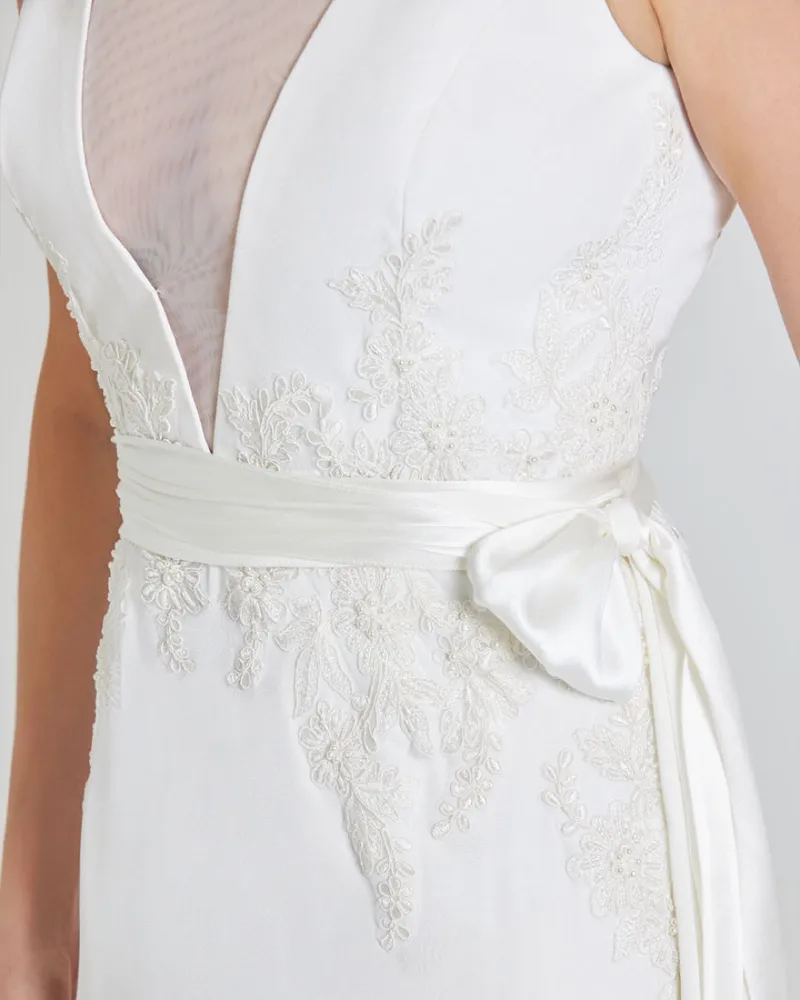 Tinuke, front detail. Lace bodice with a satin bow at the waist.