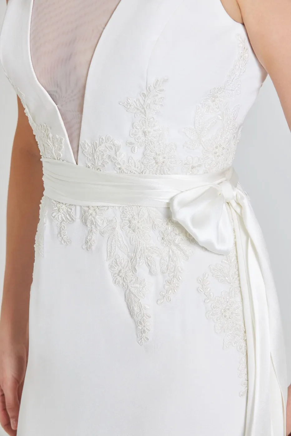 Tinuke, front detail. Lace bodice with a satin bow at the waist.