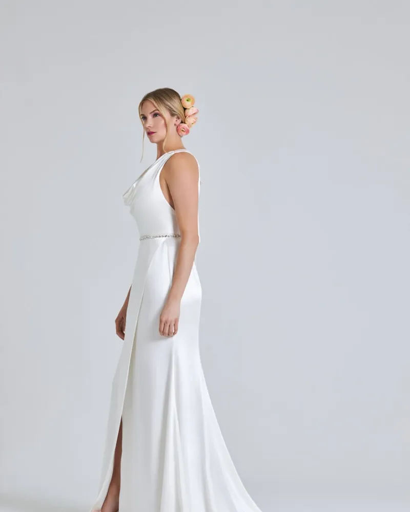 Banke, side. Fitted sheath with a front split and a shoulder strap.