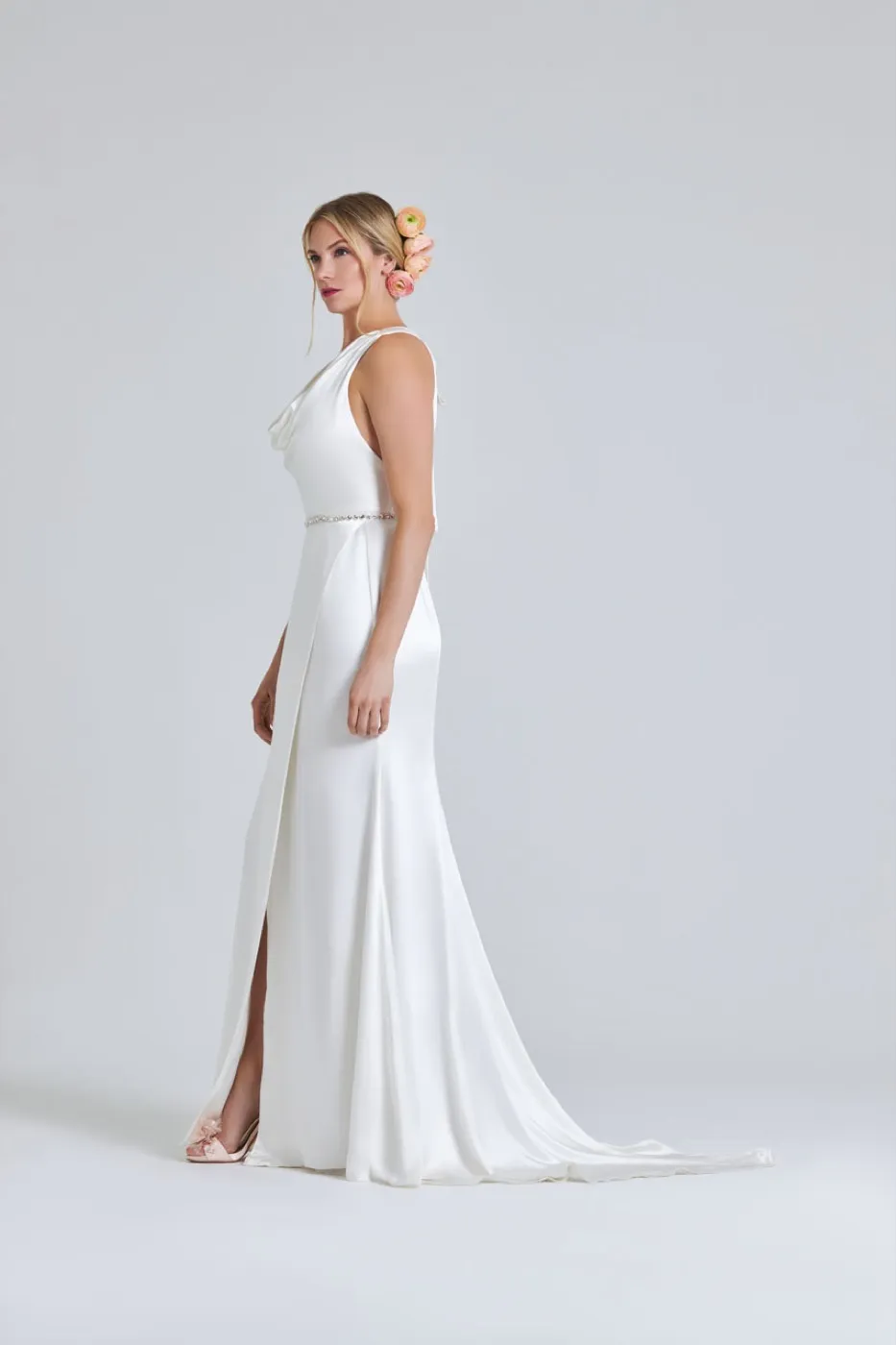 Banke, side. Fitted sheath with a front split and a shoulder strap.